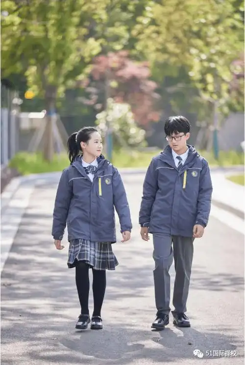 新版校服将海淀凯文的vi色彩与国际校服的经典色巧妙融合,以灰色,白色