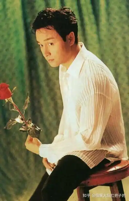 你有没有张国荣抱着一束鲜花的照片