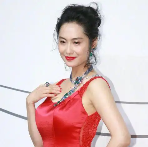 紫霞仙子朱茵穿白色抹胸长裙秀傲人上围却遭网友调侃