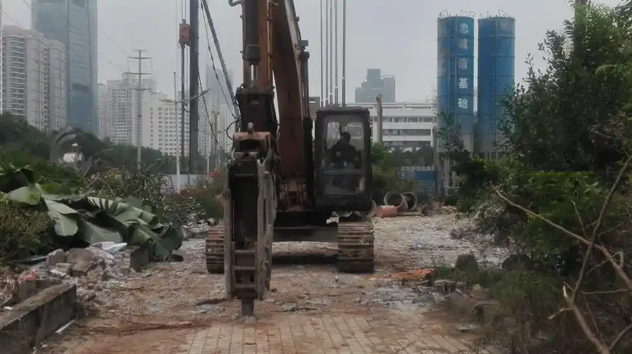 上午:晴     下午:阴  一,现场施工情况: 1,三轴搅拌桩沉桩14幅