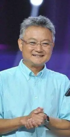 而到了中年发福之后,略带油腻的欧阳奋强更加疏于自己的形象管理,不仅