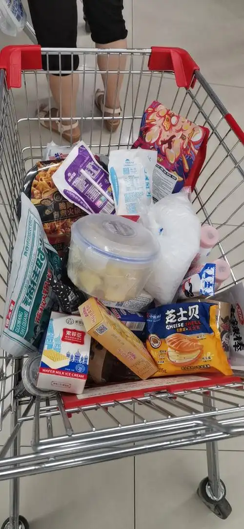 附上超市购物图