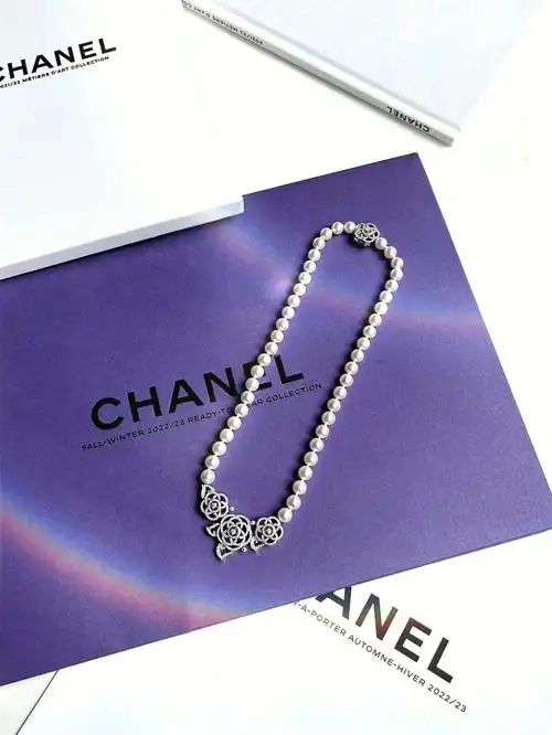 chanel山茶花白金镶钻镂空珍珠项链
