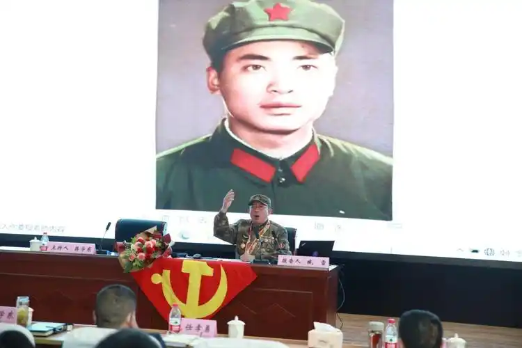 中国青年报崇尚英雄报效祖国著名战斗英雄臧雷党史教育主题报告会在