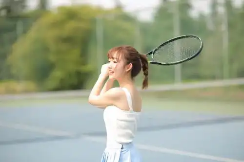 清纯美少女网球场上性感写真,高清壁纸图片,清纯美女-回车桌面