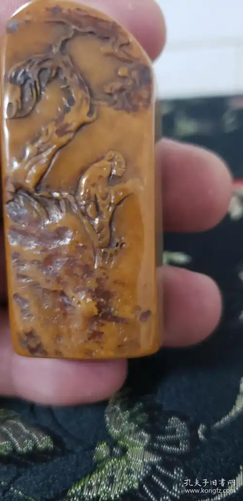 清代寿山田黄白芙蓉精雕松下读书图品好精雕老印章一方