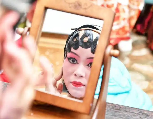 观看了昆曲老师的一整套化妆过程平日看到舞台的演员光鲜亮丽今天光是