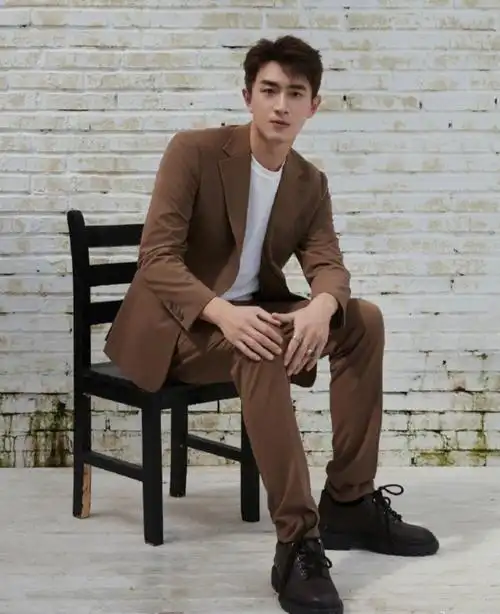 林更新登杂志封面 清冷感大片魅力十足