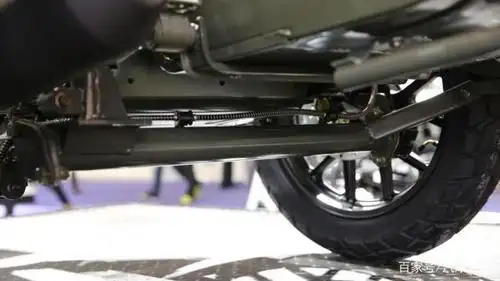 边斗采用适合重载的钢板减震,有着极强的载物能力,边轮配备扭力弹簧