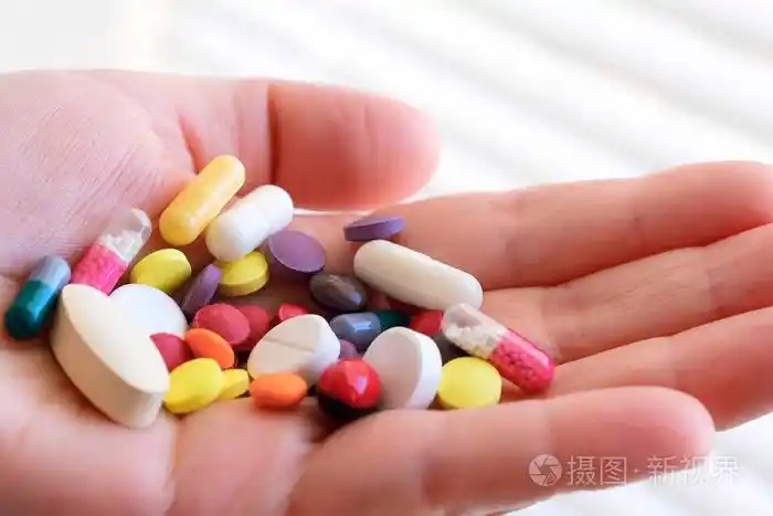 生物活性添加剂他手里拿着一把药皮影产生药理学安慰剂假药问题