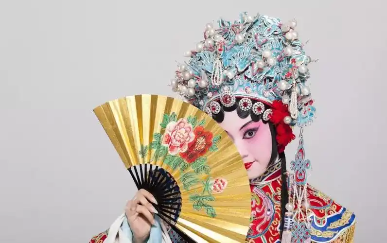 扇子戏曲表演中的万能道具