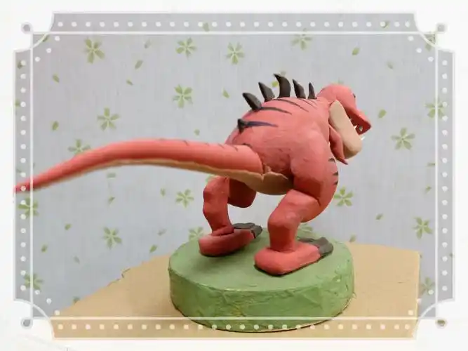 加上背刺画好花纹,一直霸王龙就出生啦材料是超轻粘土和黏土基础工具