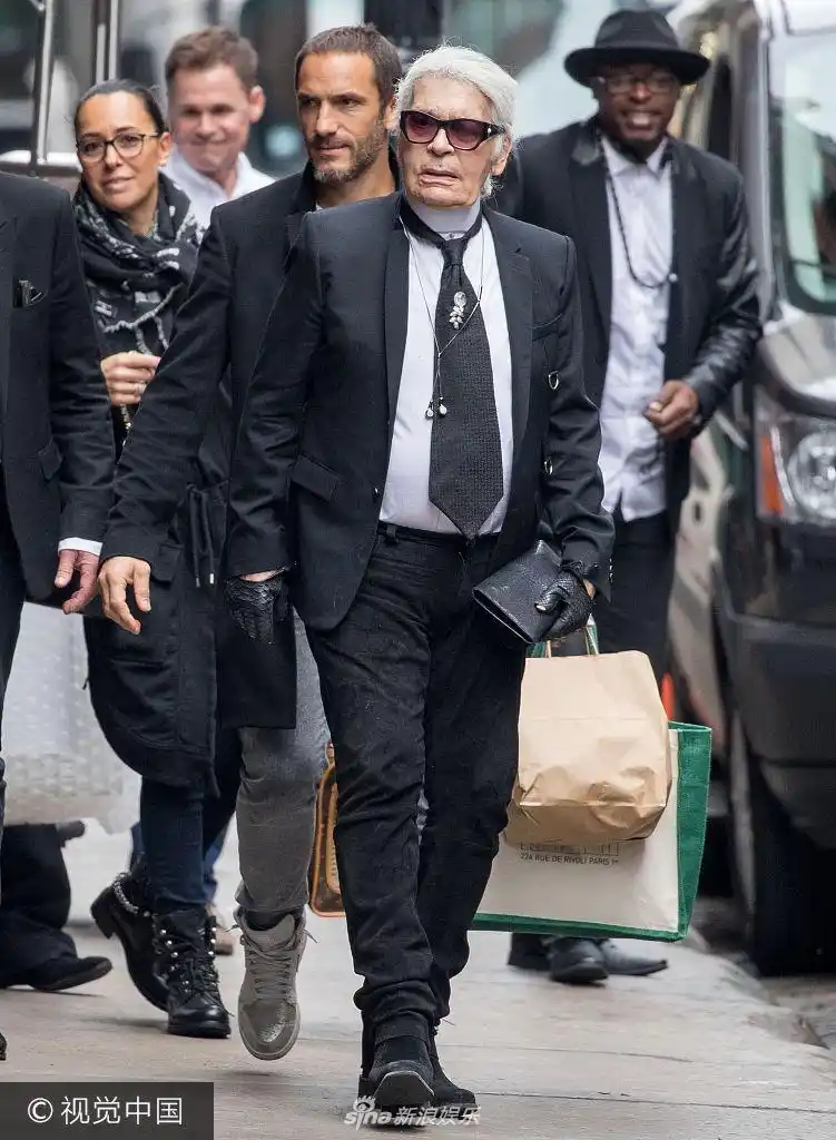 组图:老佛爷卡尔经典西装look贵气十足