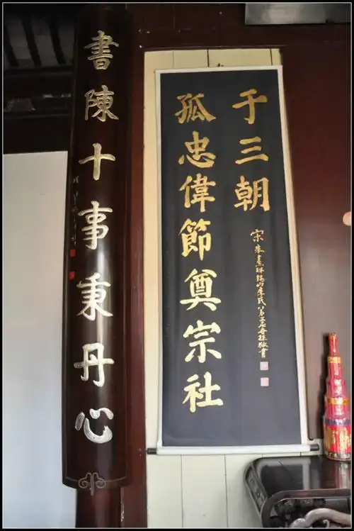 书法挂轴是宋朝朱熹写的对联,由锡山李氏第三十七世孙书写.