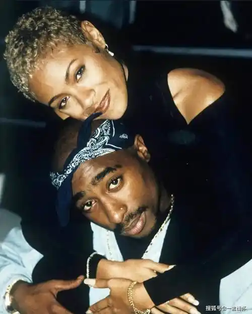 也即《当幸福来敲门》里小男孩的母亲,并曾与说唱之神2pac有一段恋情