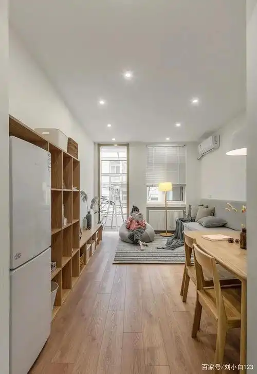 餐厅卡座和客厅的沙发是一体化设计,保证小空间的连续性和最大化利用