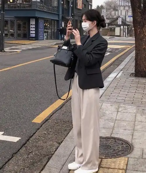 小西装下身搭配阔腿裤颜色的反差比较大形成了明暗组合