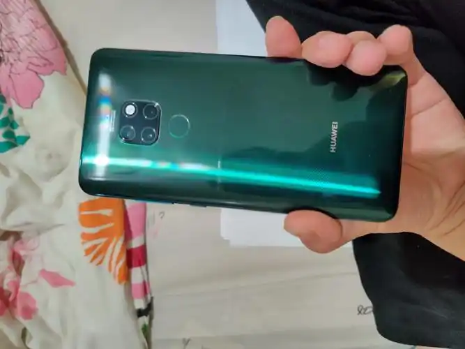 出手一个华为mate20!6 128翡翠绿