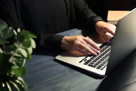 一个女人在深夜用笔记本电脑工作照片