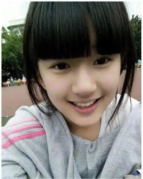 重温赵露思的青春记忆,她的初中形象曾令无数网友沉醉,被誉为"全民