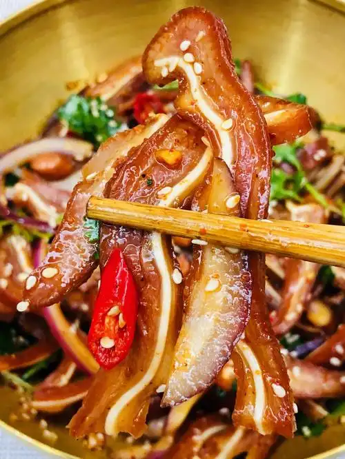 凉拌猪耳朵这样做爽脆又好吃香辣开胃