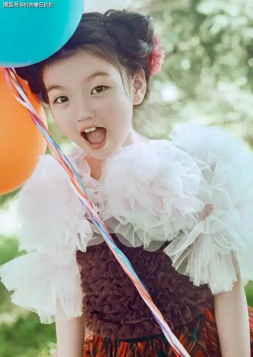 《爸爸去哪》小童星阿拉蕾8岁了,《环球baby画报》拍得很可爱啊_手机