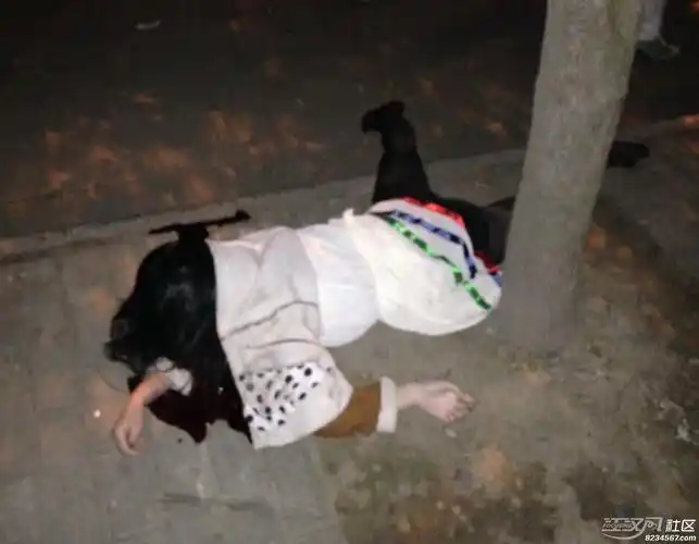 摩托车上的年轻女子被撞身亡