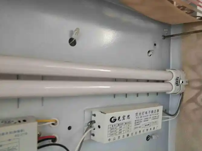 这灯管怎么拆下来啊?