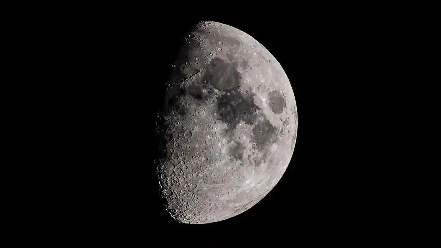 超高分辨率月球照片