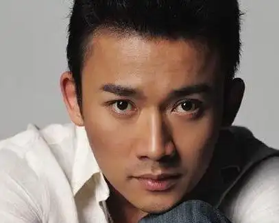 最后一款碎平头设计效果来自于聂远,极短的发丝,打造出成熟的型男味道