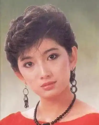 【06 凤飞飞】作为一名女歌手,她的嗓音非常特别,醇厚而质朴.