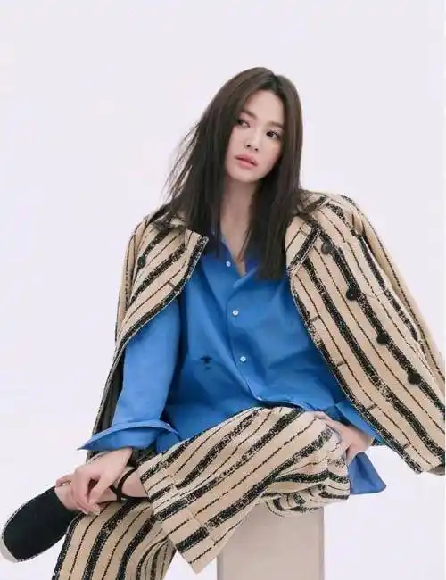 原创宋慧乔全新代言照曝光时尚吊带开启清爽夏日简约私服优雅动人