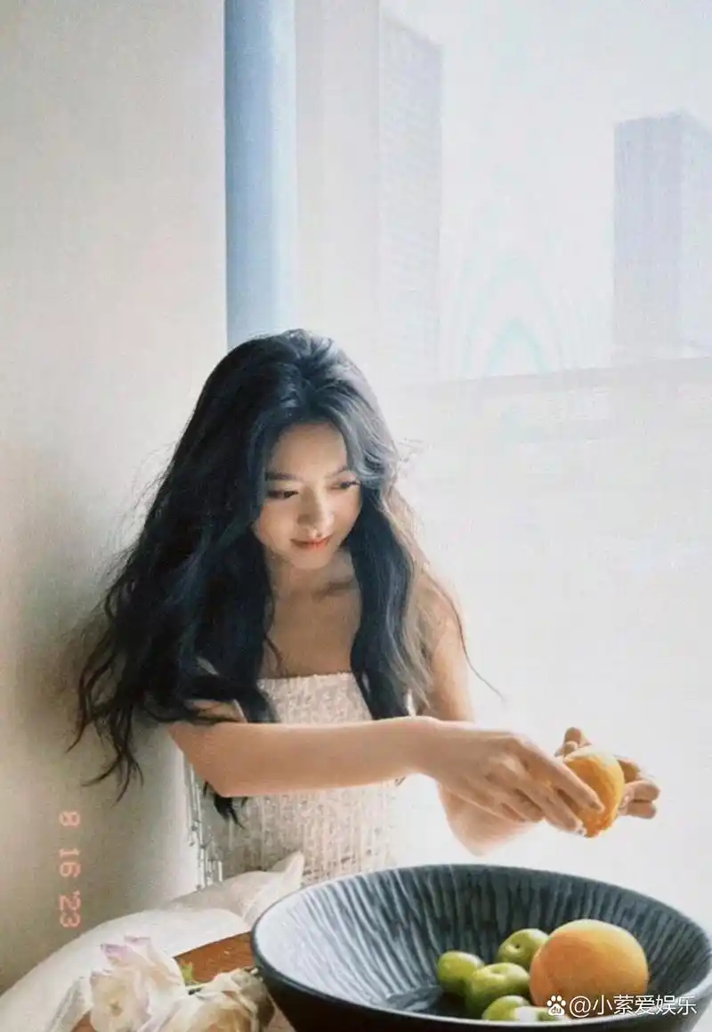 赵今麦私服又辣又甜又温柔,她只是不适合烟熏妆而已,本人还是挺好看