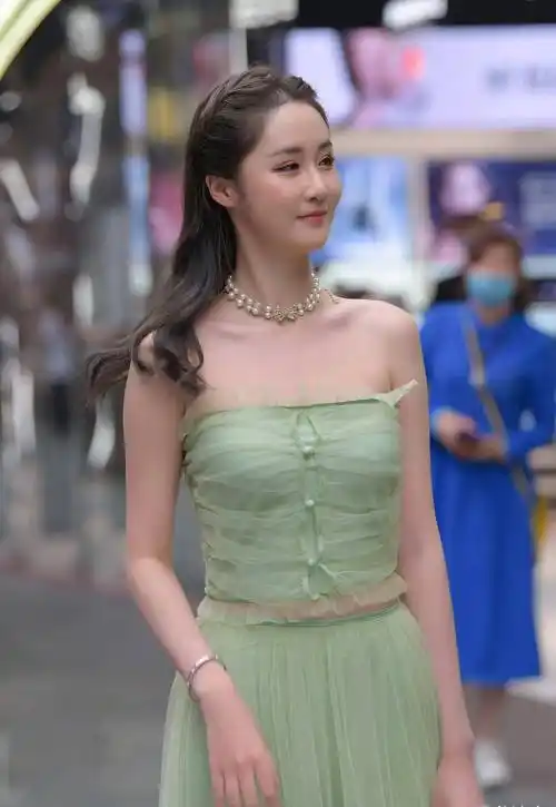 长相乖巧可爱的漂亮女生,就是穿上时尚的打扮也依然特别甜_姐姐_身材