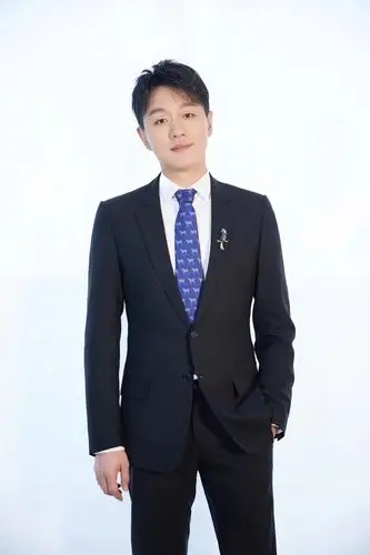 佟大为关悦空降成都 酷黑装扮助阵珠宝品牌活动