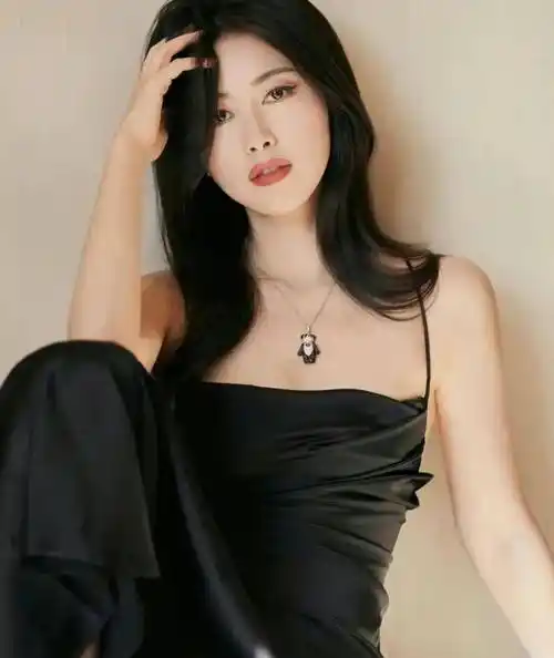 朱珠仿佛天生长了一张有故事的脸,之后她又开始往影视方面发展,她的脸