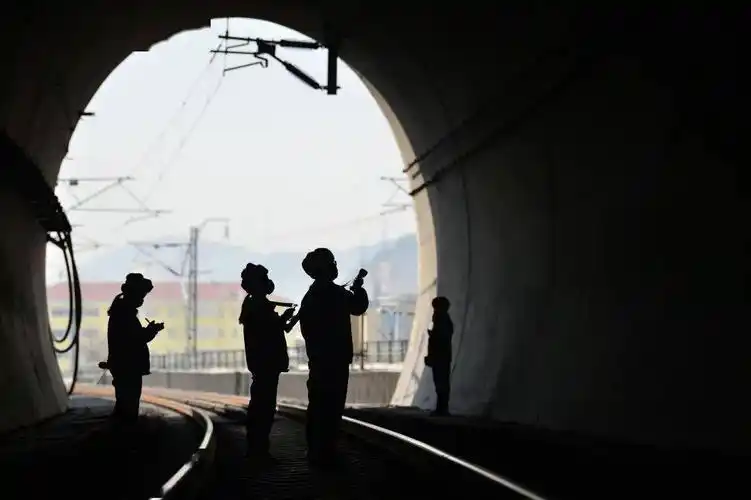 延安到富县区间共有25座隧道,粉尘最大的是宝塔山隧道,由于近期电煤