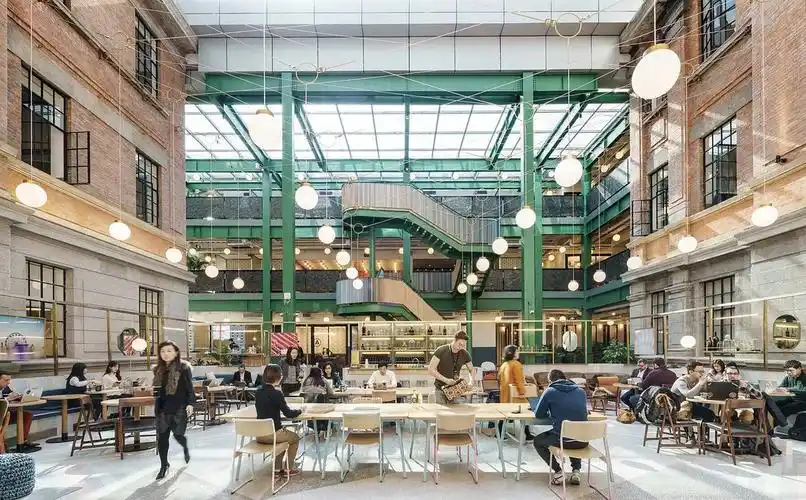 工作环境:威海路为wework亚太旗舰店,复古与现代风格并存.