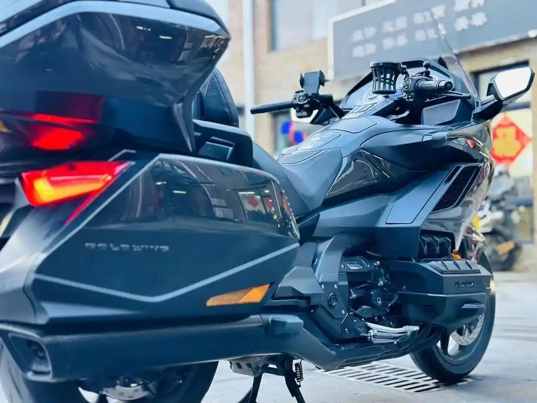 22年本田金翼1800黑武士价格33.