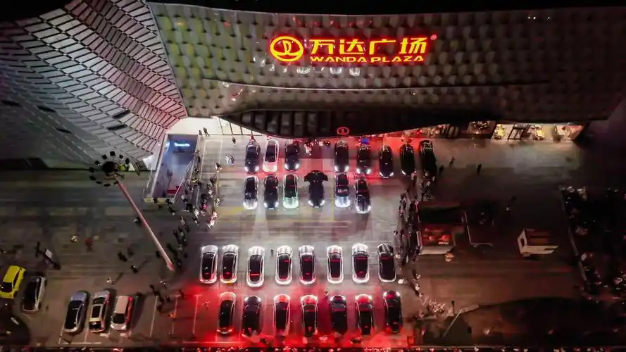 在地球1小时环保公益日,特斯拉协同万达广场开展灯光,