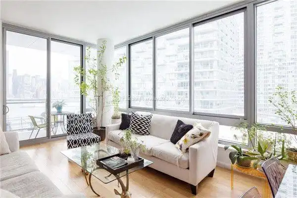 将沙发搬到窗户向外凸出的区域,合理运用空间,客厅会变得较为宽敞