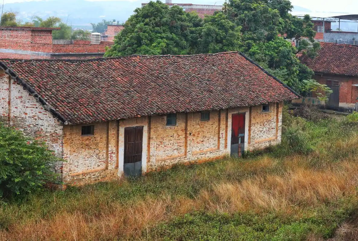 标题:农村砖瓦房,永恒的记忆