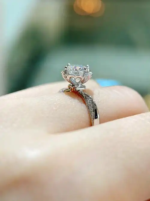 北京钻戒花苞显大浪漫款式钻戒