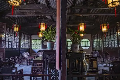 《鸳鸯厅》坐北朝南,也可说是坐南朝北.