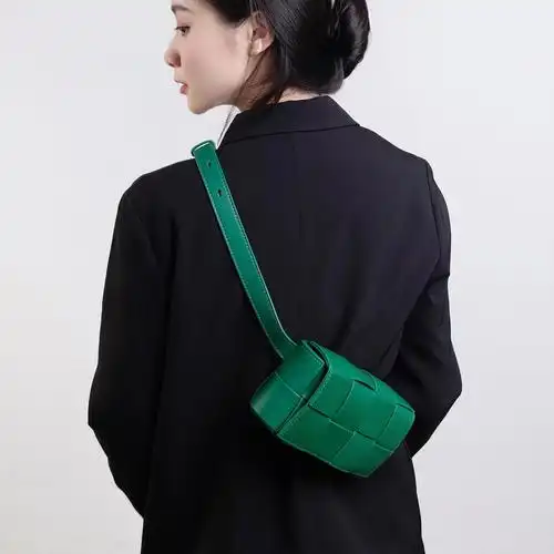 哈妞家ins女包斜跨包包绿色编织真皮腰包女cassette通用款女包