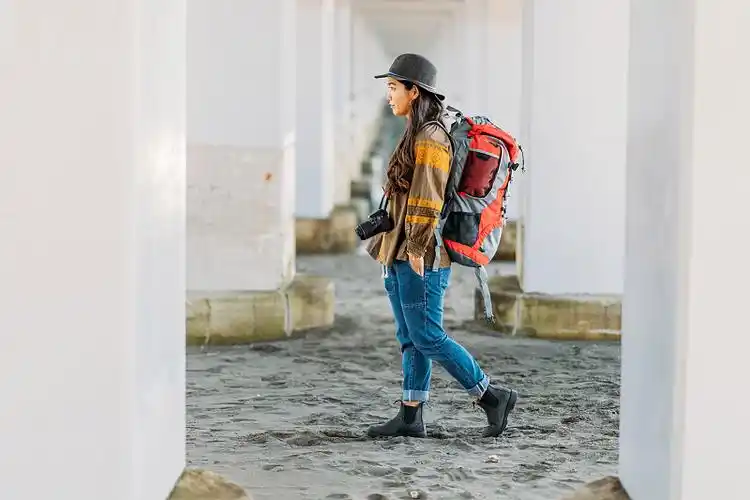 一个人在海滩上散步图片