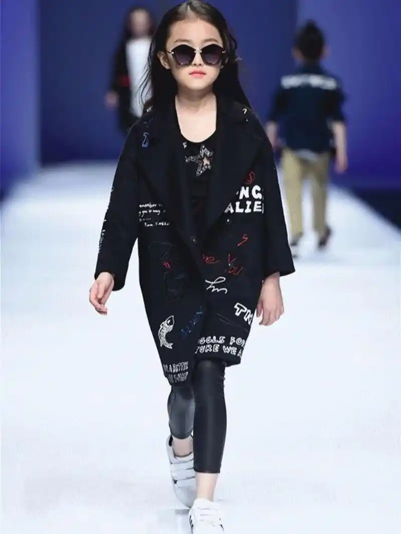 少儿模特走秀的正确打开方式 一,走秀技巧 1,走台要领 走台时,用胯部