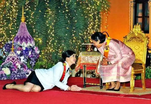 下跪就下跪为何泰式跪拜礼要趴在地上泰国王室跪就是了