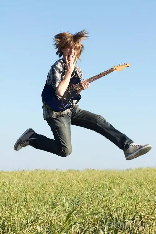 年轻的摇滚乐手在户外摆乐器,在明亮的夏日