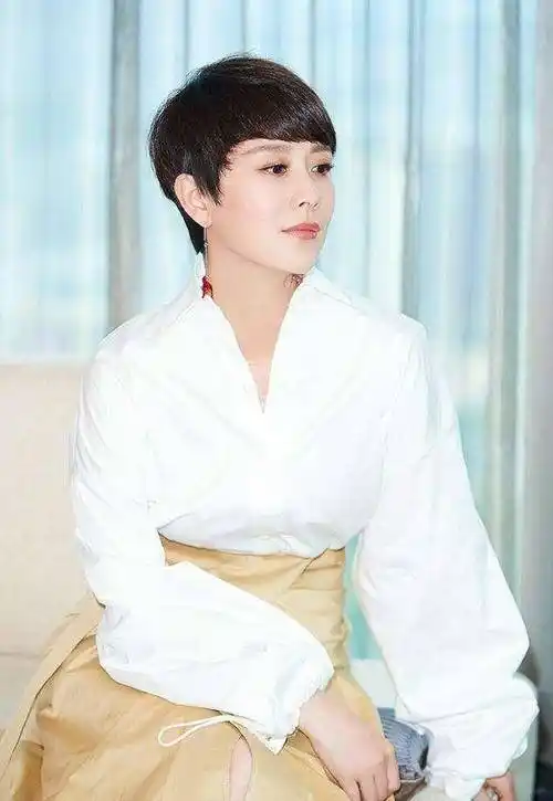 短发海清,40岁也好韵味网友:眼睛不知该往哪看_包裙_黑色_不知道